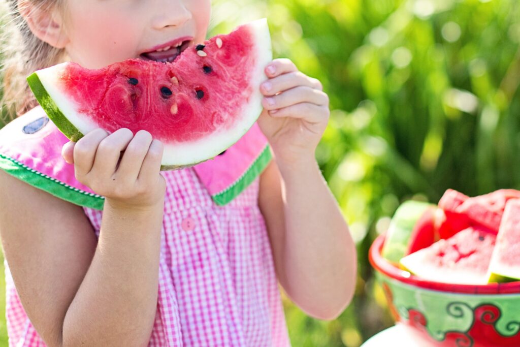 dziecko jedzące owoce 